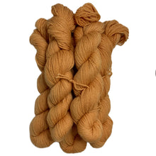 Lade das Bild in den Galerie-Viewer, Calafate - handgefärbt