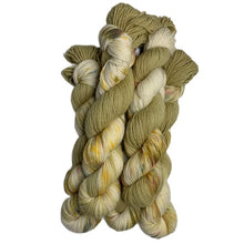 Lade das Bild in den Galerie-Viewer, Calafate - handgefärbt